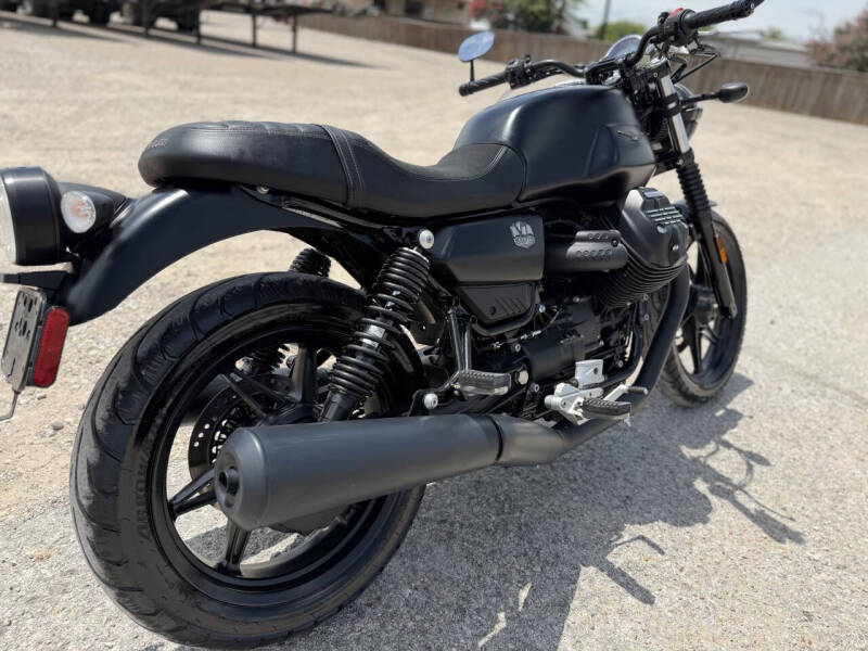 2022 Moto Guzzi V7 Stone E5