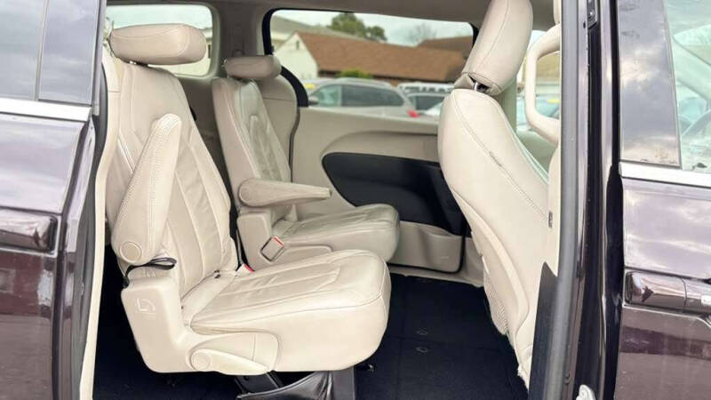 2017 Chrysler Pacifica Touring-L