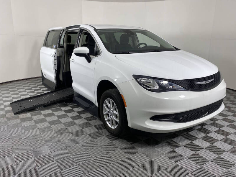 2023 Chrysler Voyager LX