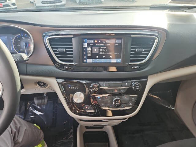 2023 Chrysler Voyager LX