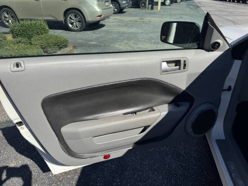 2007 Ford Mustang V6 Deluxe