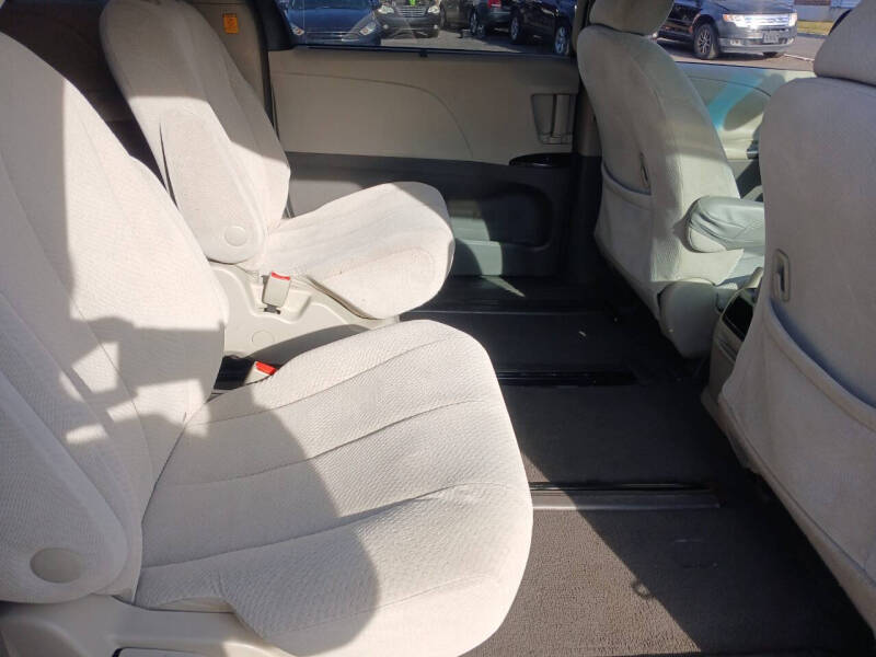 2011 Toyota Sienna LE 7-Passenger