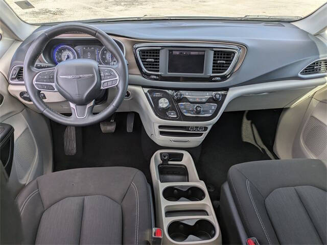 2022 Chrysler Voyager LX