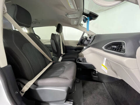 2024 Chrysler Voyager LX