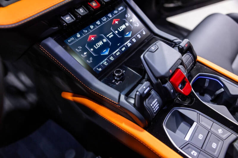 2025 Lamborghini Urus SE