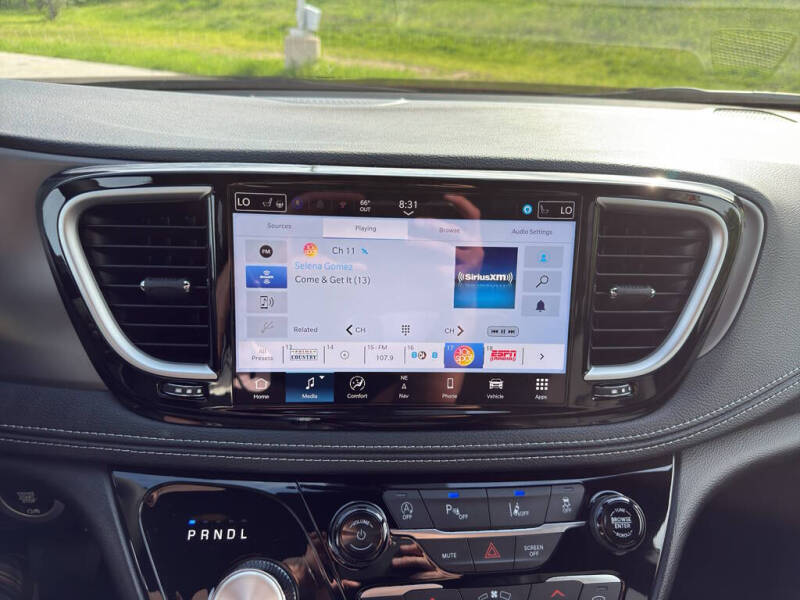 2027 Chrysler Pacifica Select