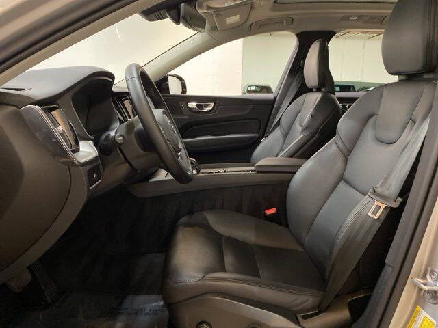 2025 Volvo XC60 B5 Core Dark Theme