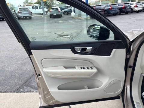 2023 Volvo XC60 B5 Plus Dark Theme