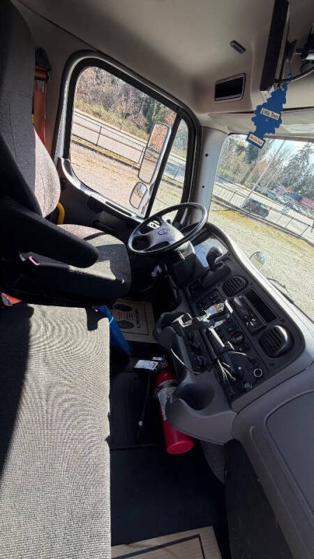 2019 Freightliner M2 106