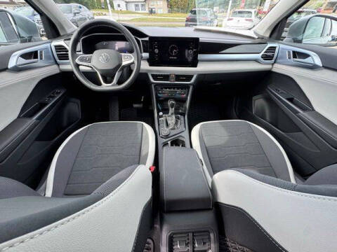 2025 Volkswagen Taos SE 4Motion