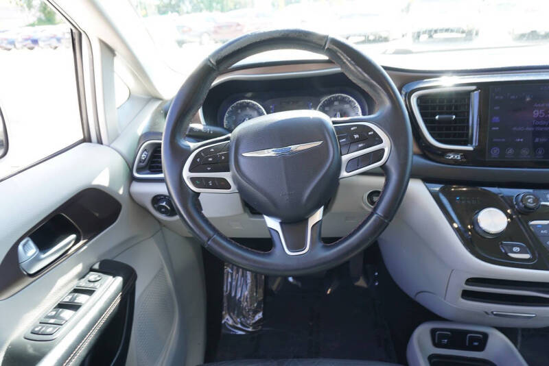 2017 Chrysler Pacifica Touring-L