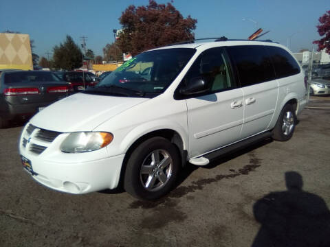 2005 Dodge Grand Caravan for sale at Larry's Auto Sales Inc. in Fresno CA