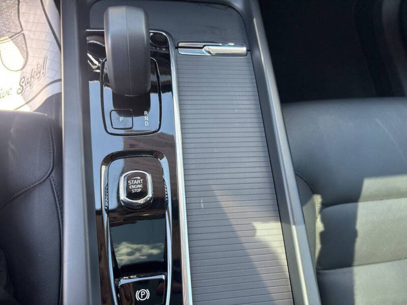 2024 Volvo XC60 B5 Core Dark Theme