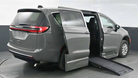 2025 Chrysler Pacifica Select
