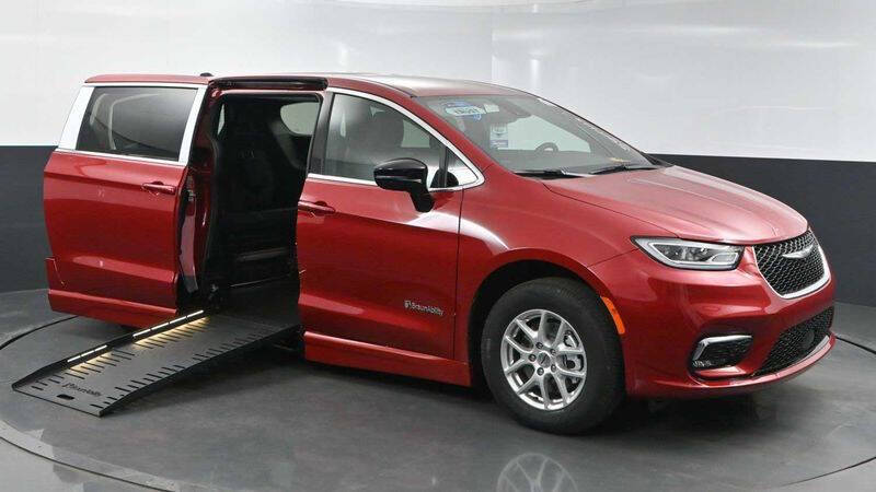 2025 Chrysler Pacifica Select's photo