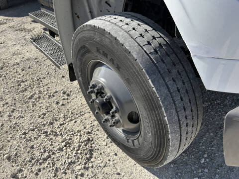 2017 Freightliner M2106 Truck