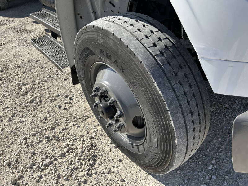 2017 Freightliner M2106 Truck