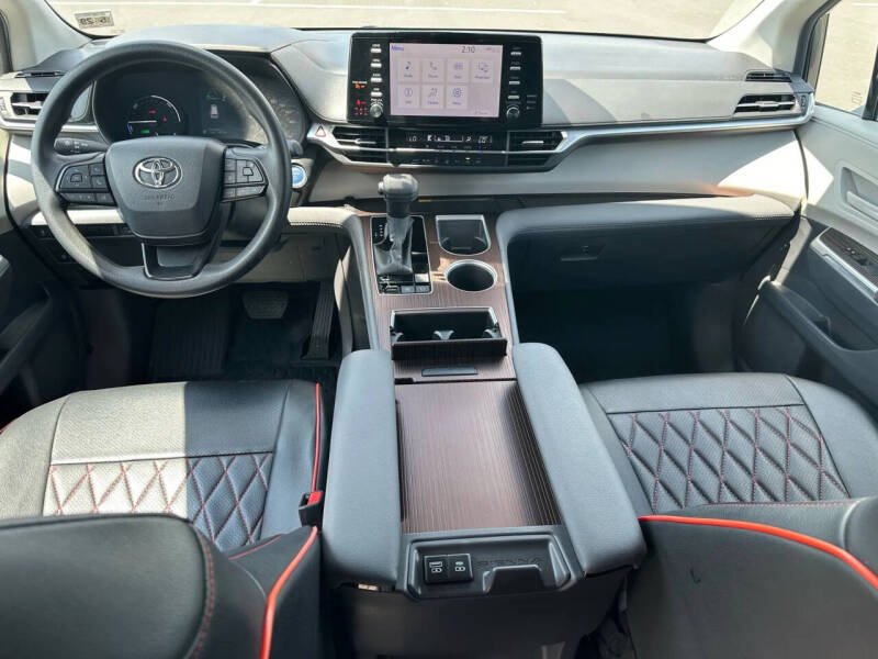 2024 Toyota Sienna LE 8-Passenger