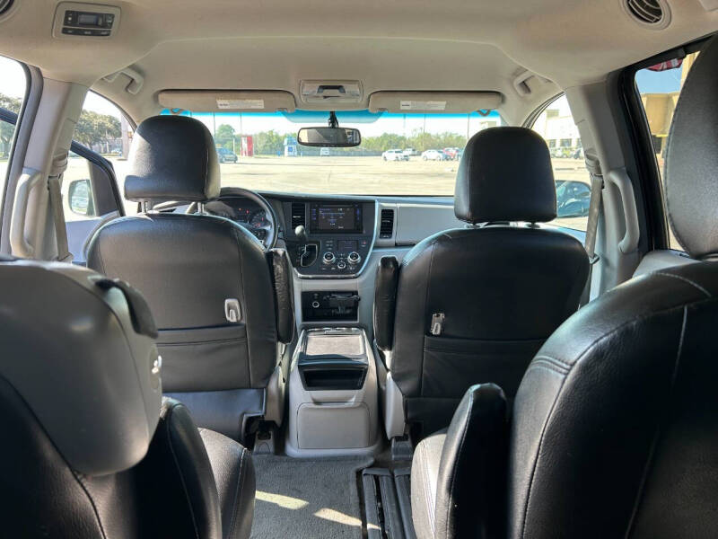 2015 Toyota Sienna LE photo 14