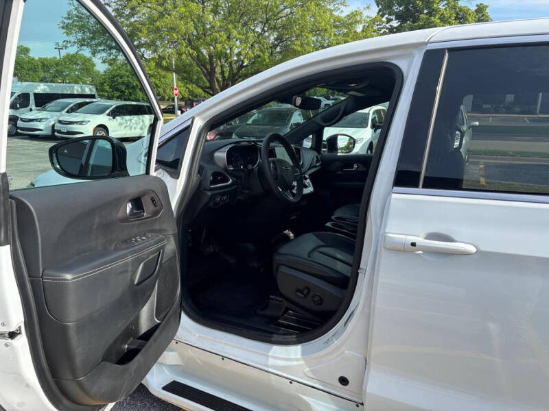 2025 Chrysler Pacifica Select