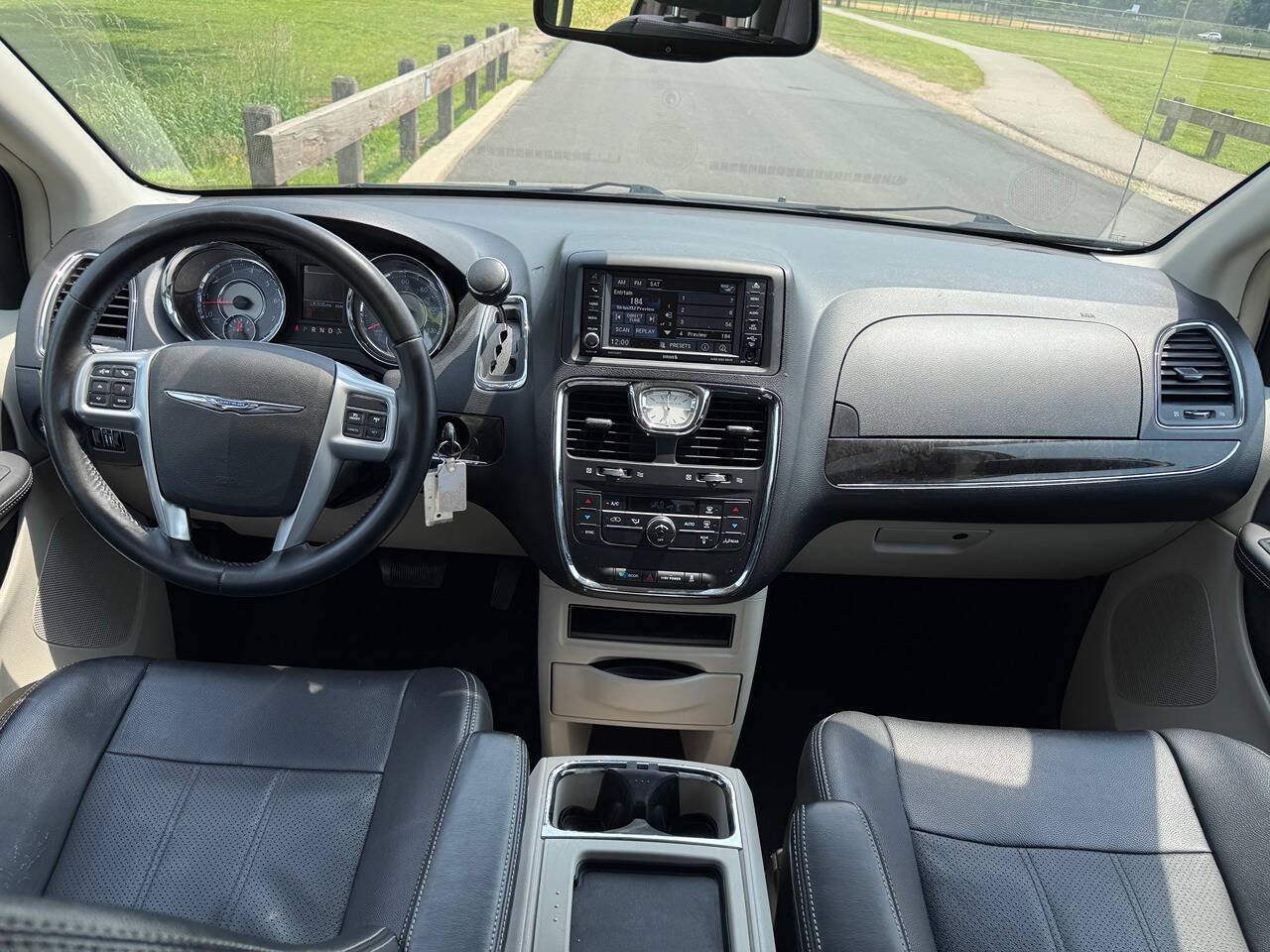2014 Chrysler Town and Country 31