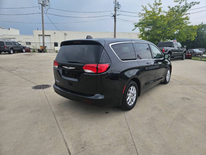 2022 Chrysler Voyager LX