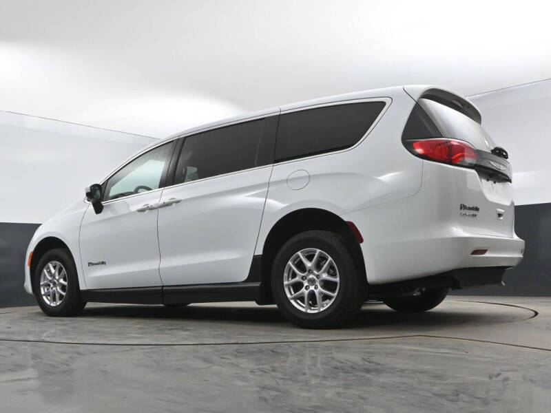 2022 Chrysler Voyager LX