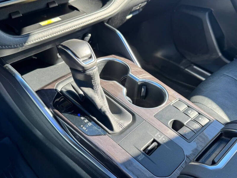 2023 Toyota Highlander Hybrid Platinum