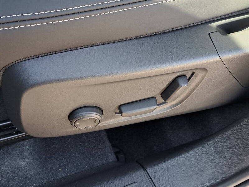 2026 Volvo XC40 B5 Ultra Black Edition