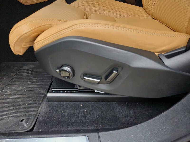 2024 Volvo XC90 Recharge T8 Ultimate Bright Theme 7P