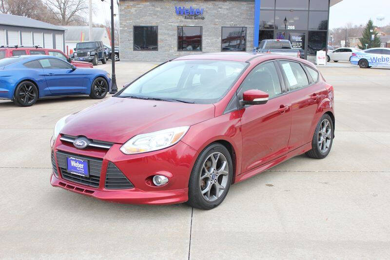 Red 2014 Ford Focus SE SE 4dr Hatchback 2