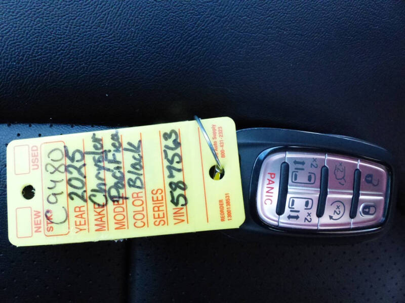 2025 Chrysler Pacifica Select