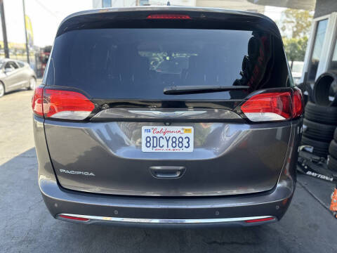 2017 Chrysler Pacifica Touring-L