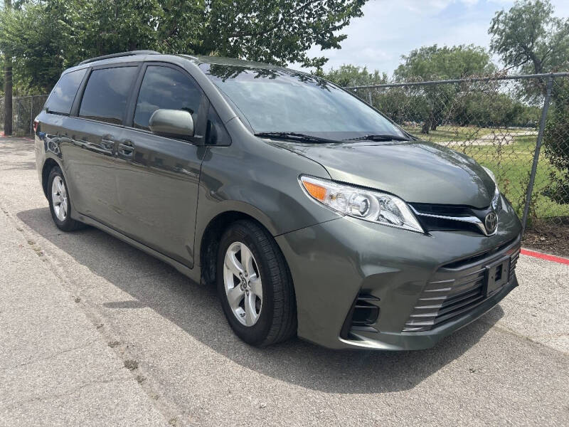 2018 Toyota Sienna LE 8-Passenger