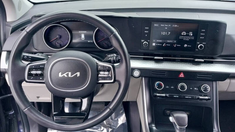 2024 Kia Carnival LX