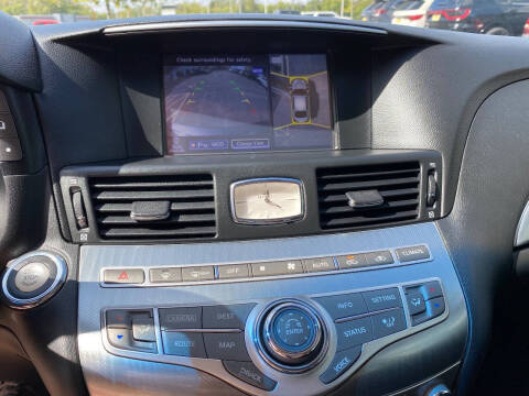 2017 Infiniti Q70 3.7