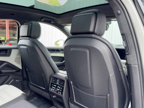 2024 Porsche Cayenne Turbo E-Hybrid Coupe