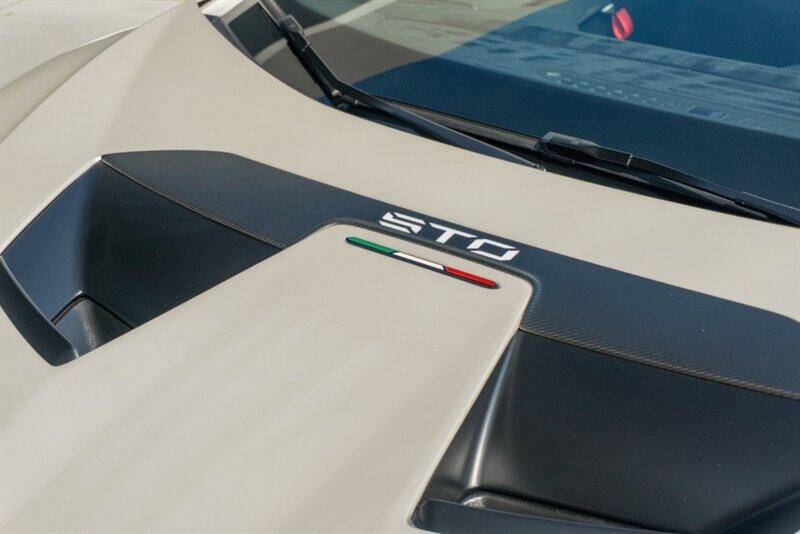 2022 Lamborghini Huracan STO