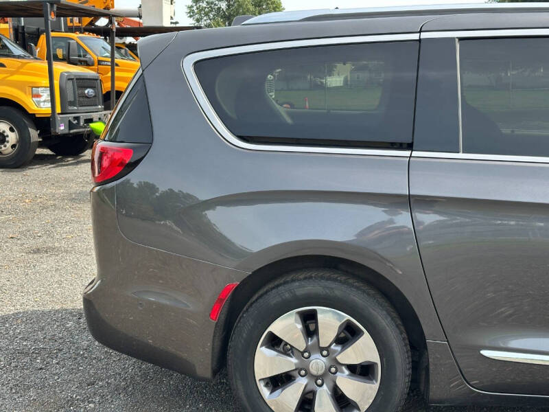2017 Chrysler Pacifica Hybrid Platinum