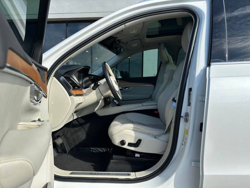 2022 Volvo XC90 T6 Momentum 7-Passenger