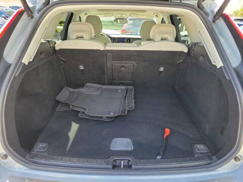 2024 Volvo XC60 B5 Core Dark Theme