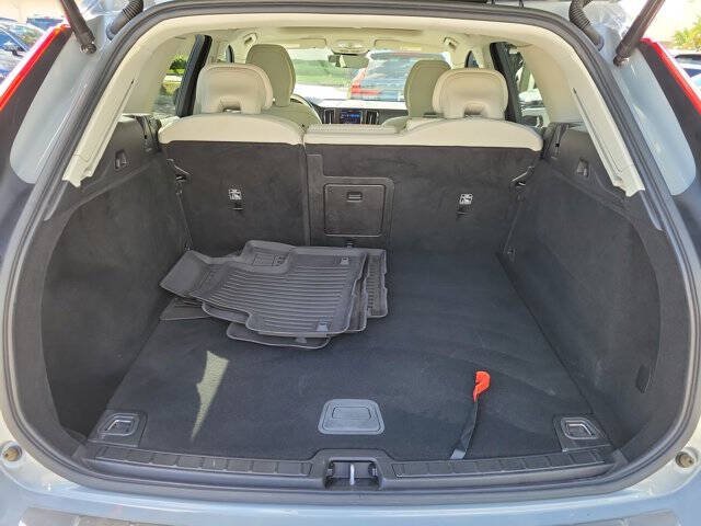 2024 Volvo XC60 B5 Core Dark Theme