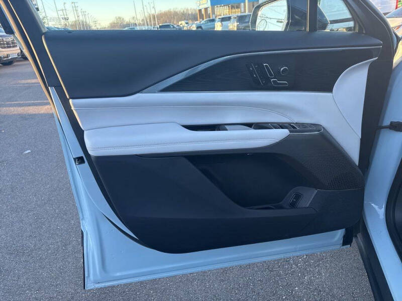 2024 Cadillac LYRIQ Luxury 1