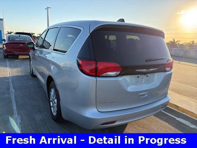 2022 Chrysler Voyager LX