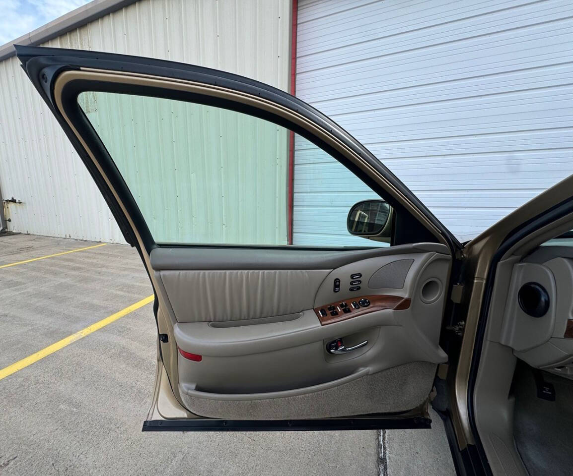 2000 Buick Park Avenue for sale at Carnival Car Company in Victoria, TX