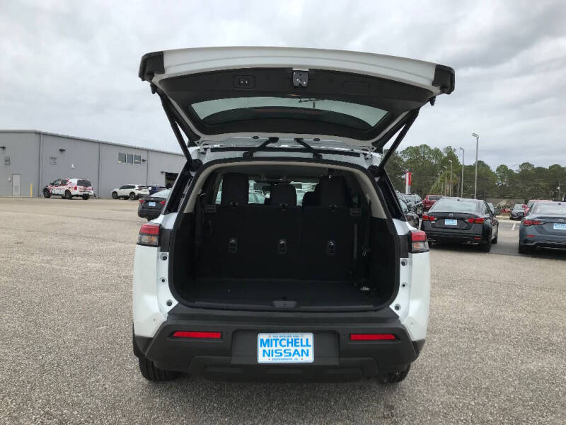 2025 Nissan Pathfinder SV