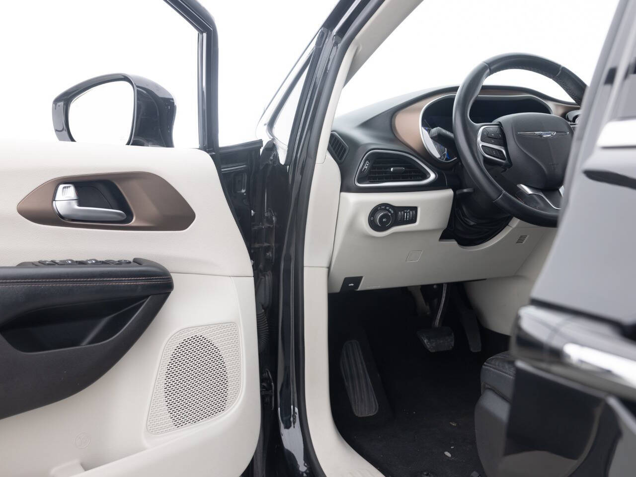 Used Car 2017 Chrysler Pacifica  Touring L 4dr Mini Van For Sale Under $15,000 In Coal City, Illinois