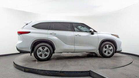 2022 Toyota Highlander LE