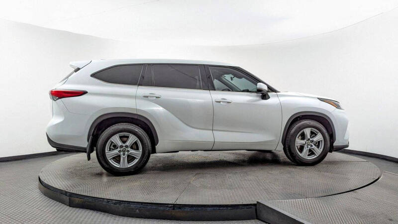 2022 Toyota Highlander LE