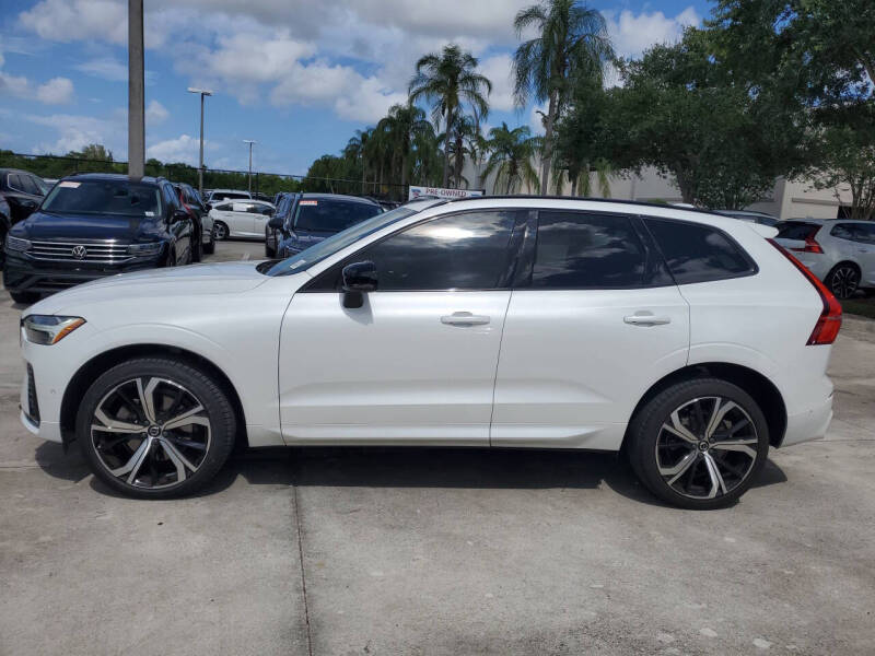 2022 Volvo XC60 B6 R-Design